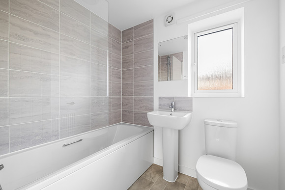 Newton Abbot - 43 Sovereign Road - Bathroom - 01