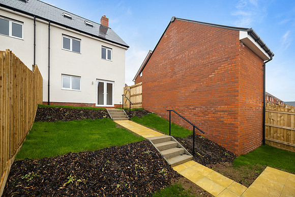 Plot 127 - 68 Merton Road - Garden - 03