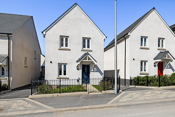 18 Buzzard Way - Front - 0004